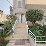 Whole Floor Apartment In Upscale Neighborhood