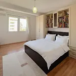 Whole Floor Apartment In Upscale Neighborhood