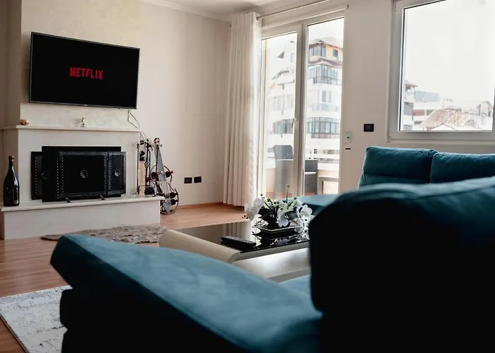 Whole Floor Apartment In Upscale Neighborhood