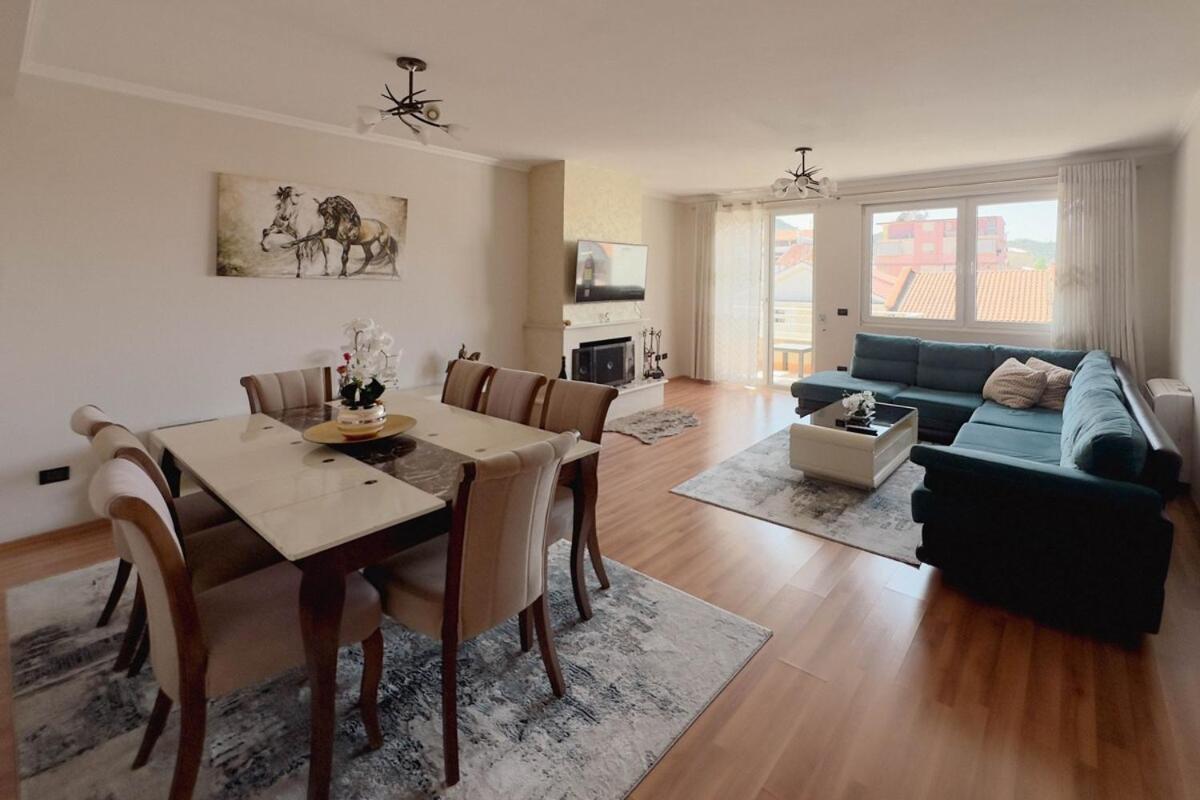 Whole Floor In Upscale Neighborhood Apartament
