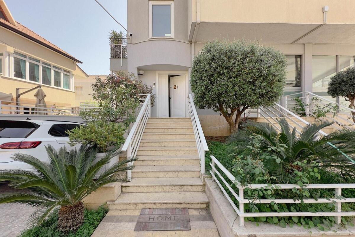 Whole Floor In Upscale Neighborhood Apartament *