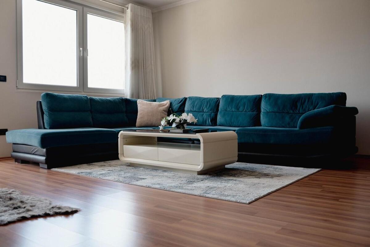 Whole Floor In Upscale Neighborhood *