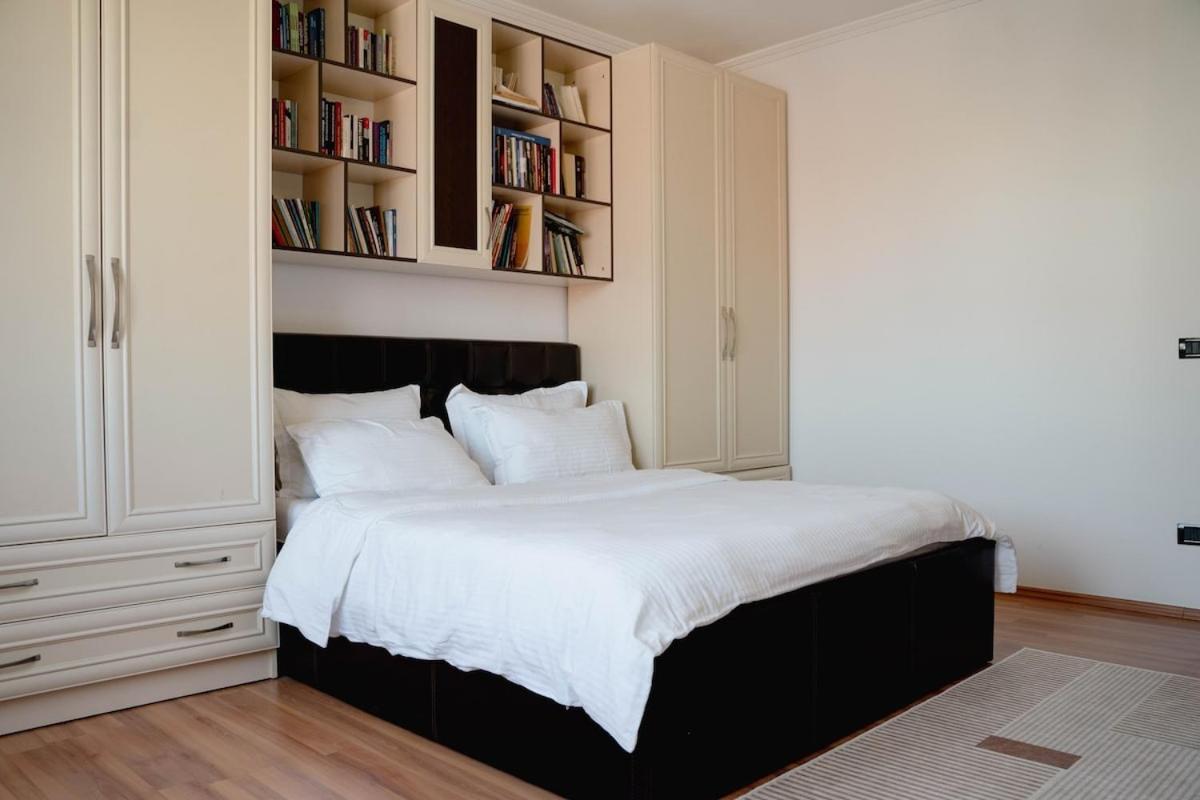 Whole Floor In Upscale Neighborhood Apartament