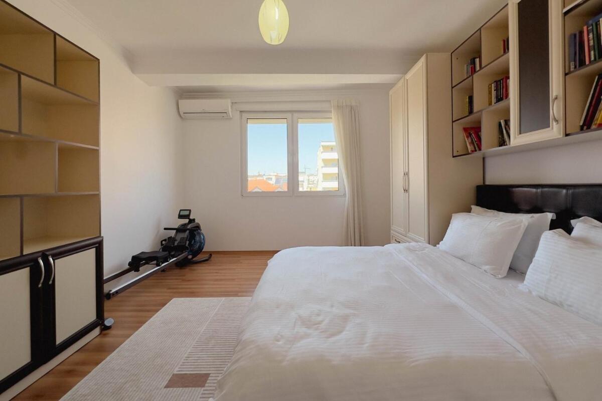 Apartament Whole Floor In Upscale Neighborhood