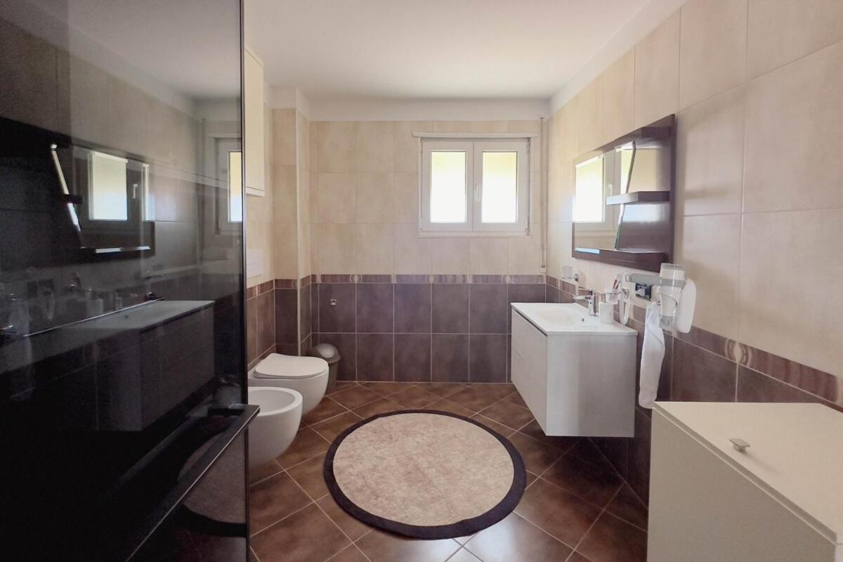 Whole Floor In Upscale Neighborhood Apartament *