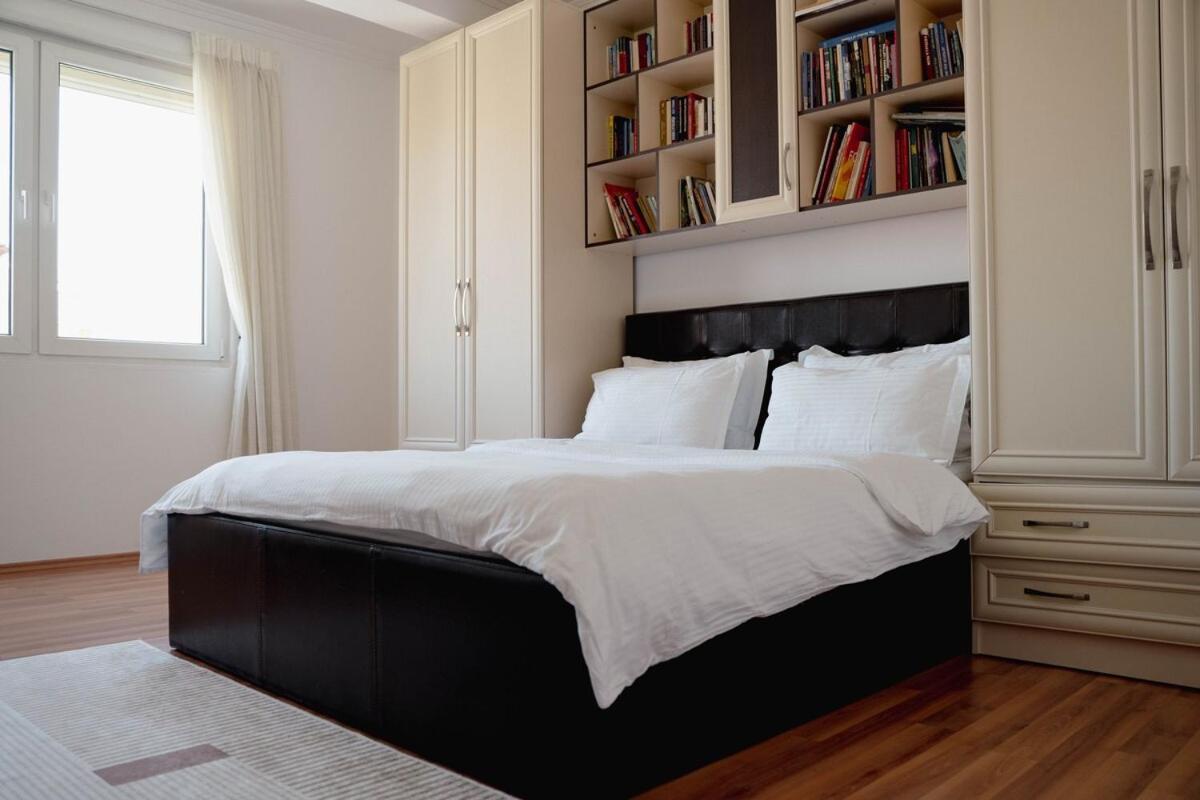 Whole Floor In Upscale Neighborhood Apartament Tirana