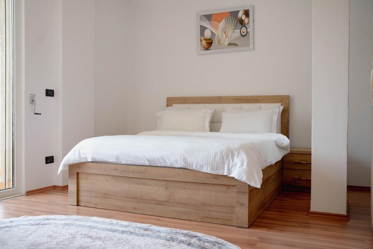 Apartament Whole Floor In Upscale Neighborhood Tirana