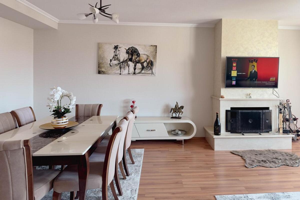 Whole Floor In Upscale Neighborhood Apartament