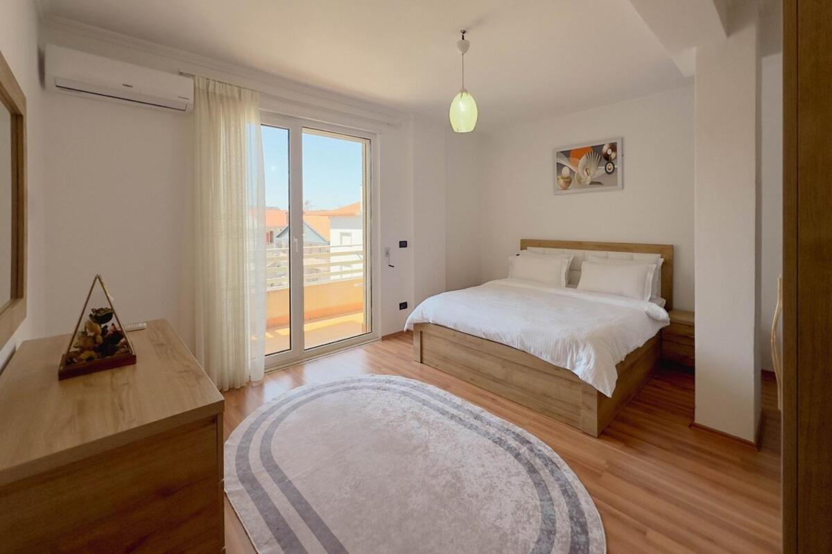 Apartament Whole Floor In Upscale Neighborhood *
