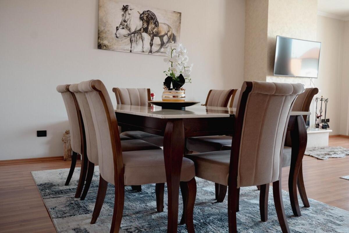 Whole Floor In Upscale Neighborhood Apartament